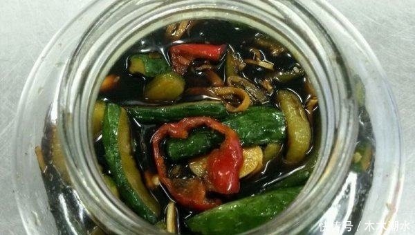 这位|这位老奶奶腌制的黄瓜:酸中带甜,辣味适中,冰爽可口,开胃消食