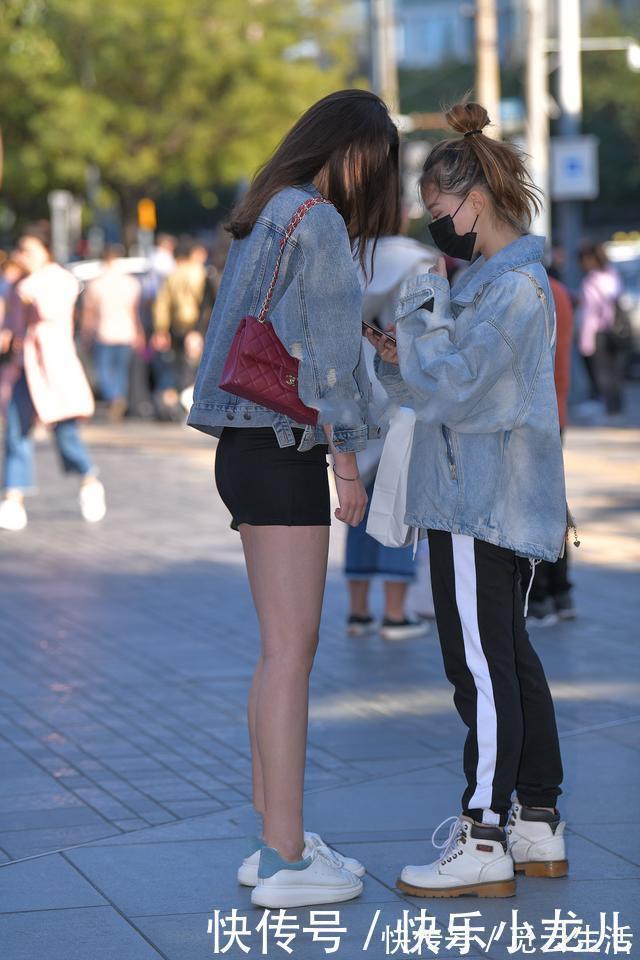 穿搭 紧身短裙与牛仔衣,搭出的是青春与魅力,减龄和时尚并行