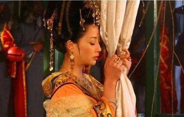 士兵|这位皇后太漂亮被迫殉葬,没死被守墓士兵发现,二人偷偷生子