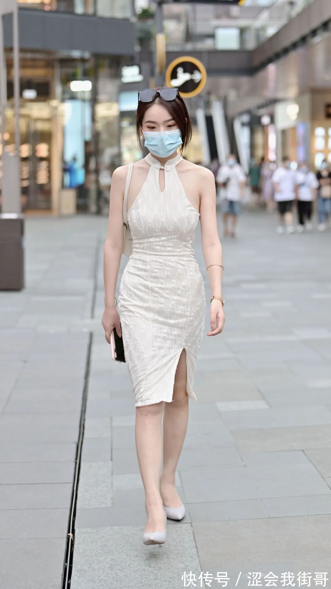 美女 街拍美女:穿白衣的时尚女生