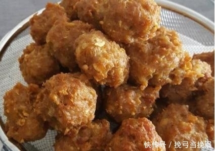 炸丸子时, 不要直接下油锅, 只需"这一诀窍", 丸子又香又脆