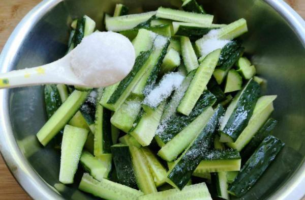 干净|腌黄瓜不能直接撒盐,记住个细节,黄瓜更脆更入味,2个月都不坏