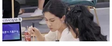 “赵小刀”回归中餐厅,再次耿直了一把,吐槽丁真米线没做熟