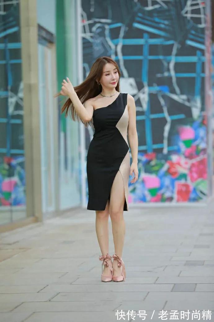 性感|街拍:2组穿黑色性感丝袜的时尚女生,穿黑裙的时尚女生你更喜欢谁