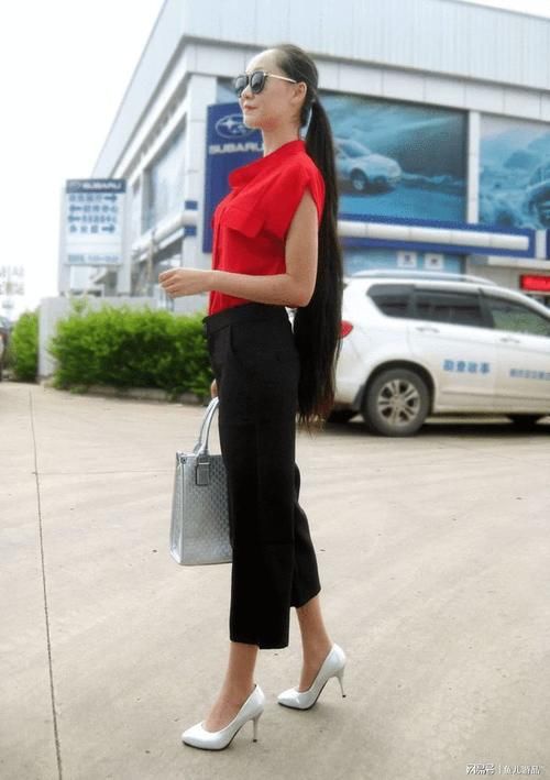 蕾丝|街拍：女生搭配高跟鞋，轻松秀出高挑魅力的身材