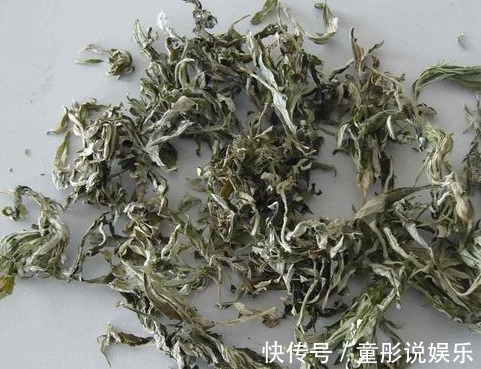 泡脚|夏天用两种东西泡脚,祛湿气效果翻倍,一周后湿气垃圾都排出来了