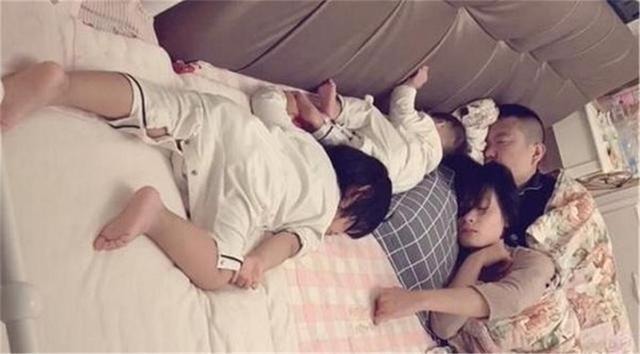 孩子|一家四口“睡姿”走红,网友调侃孩子是意外,父母才是真爱