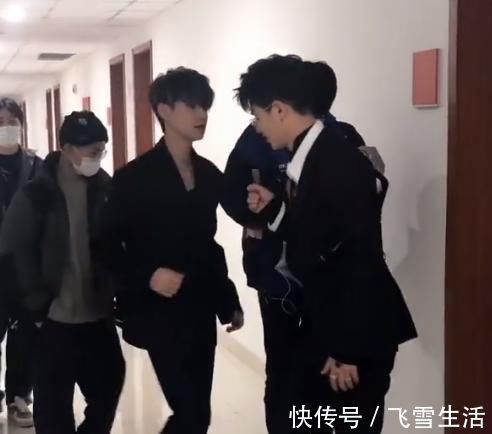 陈立农朱正廷搂腰热聊,26小分队团魂感人,其他成员隔空呼应?