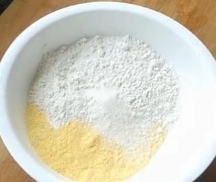 面粉里加一个鸡蛋,不用烤箱,不用电饭锅,蒸一蒸,味道超赞