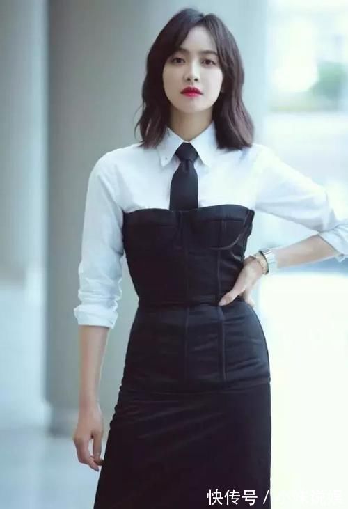 姐姐 姐姐太撩了,白衬衫配包臀裙够性感了,还玩领带杀想帅哭多少人