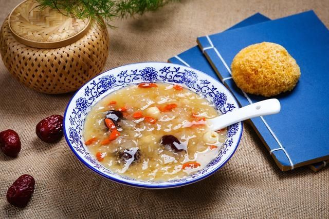 天冷干燥，女人要多吃它，煮成汤鲜甜浓稠，胶质满满，养颜又解馋