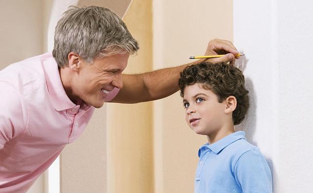 爸妈们|13岁男孩身高182厘米,一年疯长10厘米,他是如何做到的?