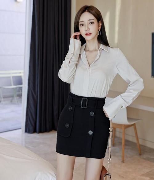 娉婷翻领真丝顺滑长袖衫搭配束腰包臀裙，展现孙允珠卓越多姿