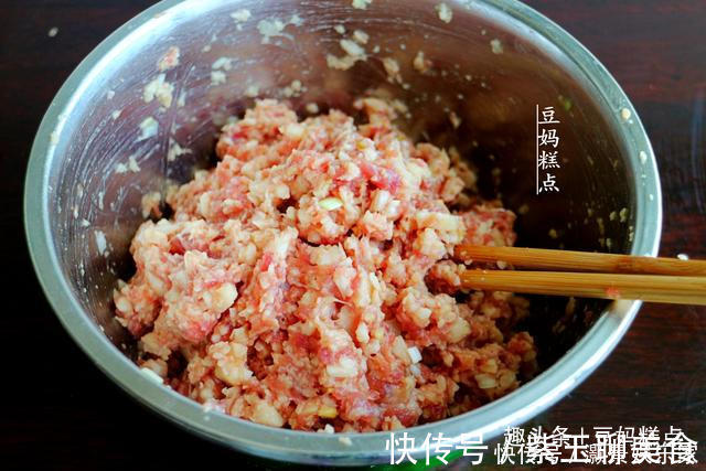 莲藕猪肉丸的做法，方法简单，真香！过年孩子抢着吃