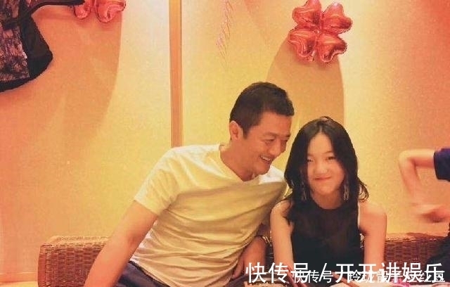 李亚鹏高调宣布了自己的恋情。另一方是90后的彝族女孩。他们紧握双手，非常甜蜜
