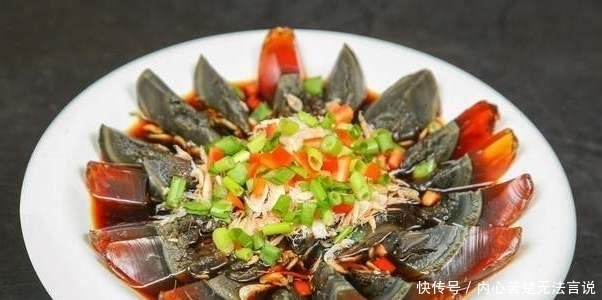 切皮蛋容易沾刀?大厨教你一招,不粘连不散花,切得完整又好看