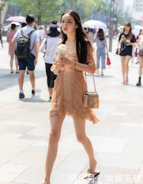 街拍|街拍气质靓丽的美女，身穿牛仔裤搭配时髦上衣，舒适大方又不失美感