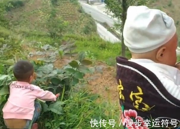 小儿子|半岁大宝宝被妈妈绑在树上,路人看后不指责,反而直夸宝妈聪明