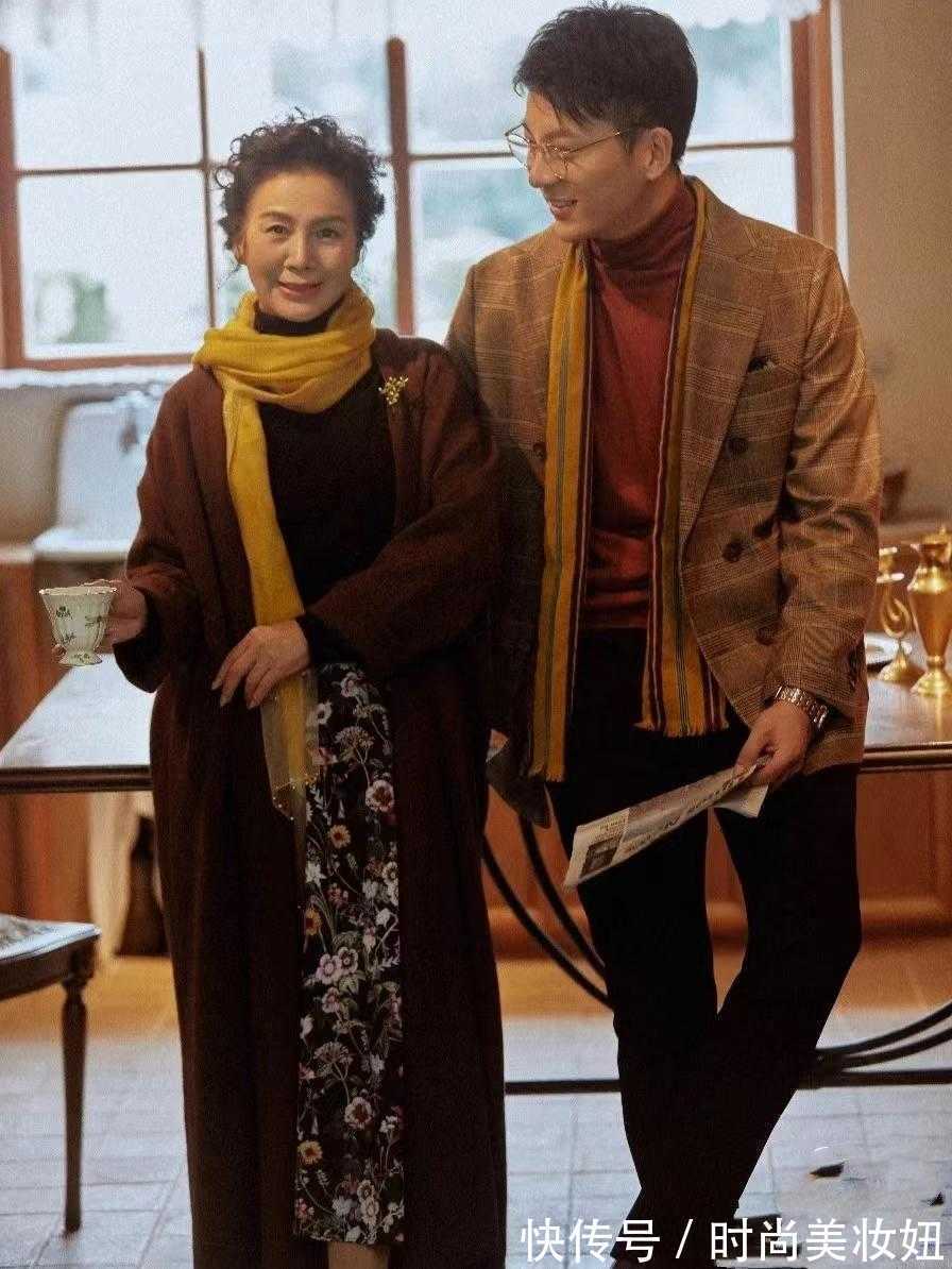 亮色系 再晚都不算晚,60岁的女人也可以穿得很美,看这位奶奶就知道