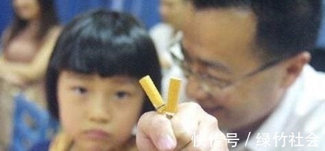 瑜伽|妈妈倒立练瑜伽,1岁宝宝笑着跑过来,做出的行为让人哭笑不得!