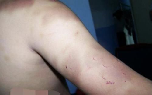 二宝|哥哥“逗”刚出生的妹妹,妹妹哭了起来,妈妈走近一看气的不行