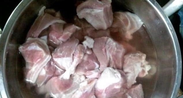 煮牛肉时，直接下锅煮，大错特错，牢记这2个诀窍，牛肉又软又烂