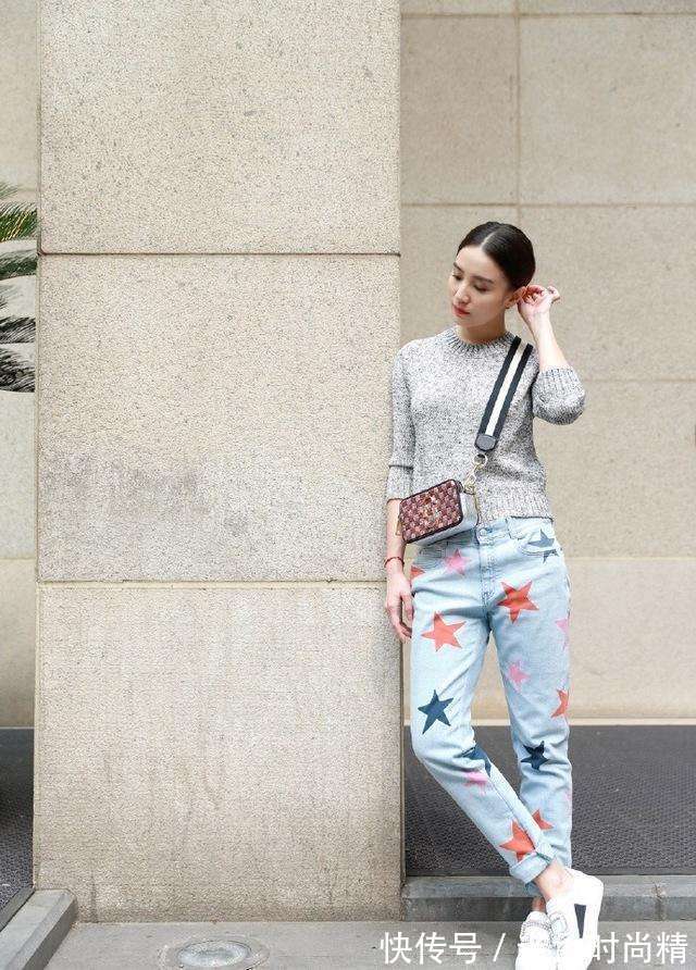 针织衣|潘晓婷穿粉色职业西装参加活动,身材高挑有气场