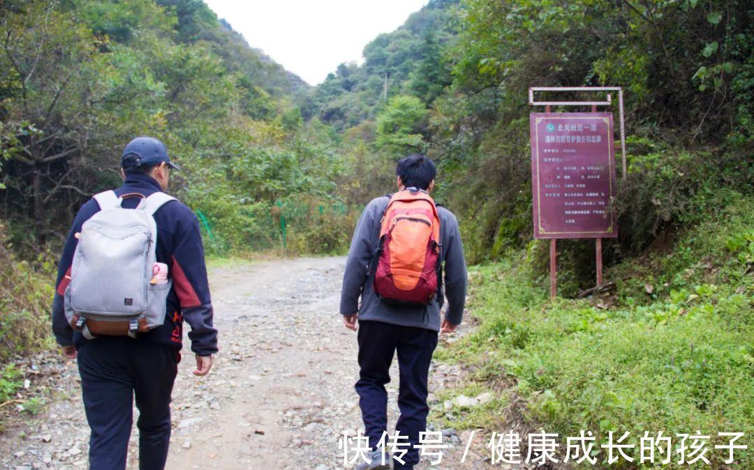 摩托车|寻访秦岭红岩沟，进沟出沟都碰到同一位老大娘，她为何来回走动