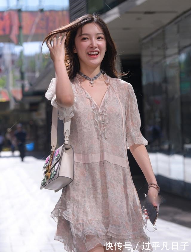 女生们 裙装穿搭加上饰品的“帮忙”,让造型富有细节感,精致又耐看!