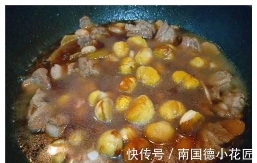 秋季吃板栗，和它一起吃，红亮软糯，拌米饭最好吃，老妈差点吃撑