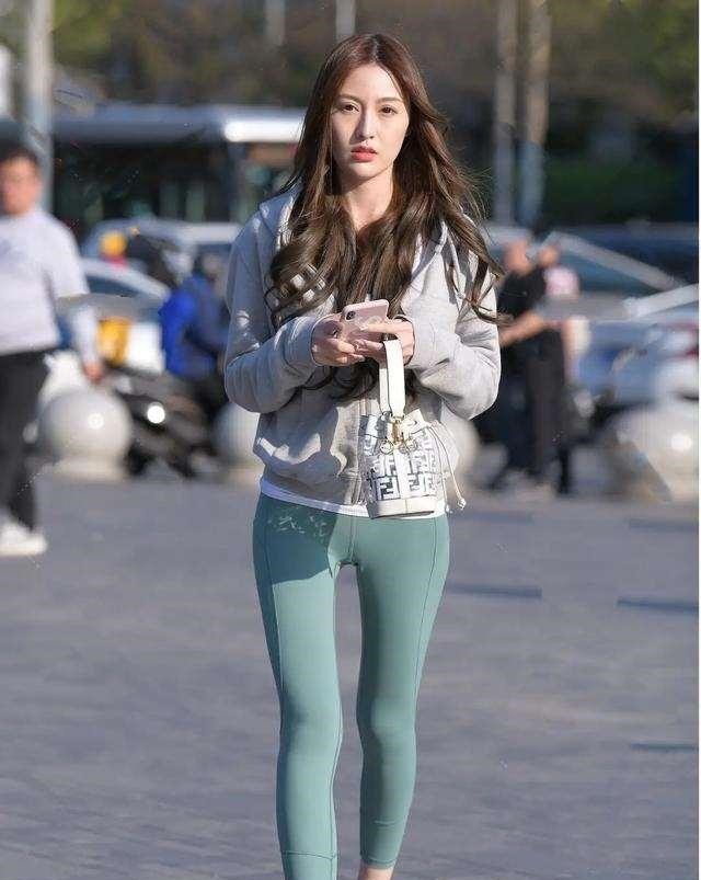 着装 瑜伽裤的多种风格搭配,才能让着装演绎出时髦感,尽显霸气!