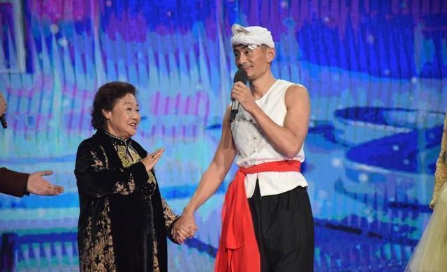 草根 2015年阿宝身份被揭,从年入千万到“软饭男”,称:我只是民间艺人