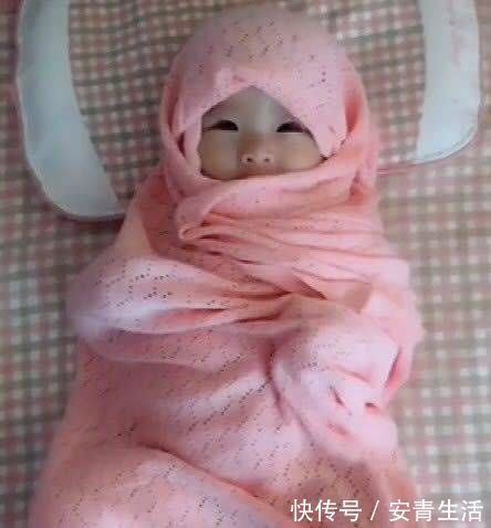 宝妈|宝宝午睡醒了,宝妈想叫宝宝起床,看到宝宝造型后,宝妈笑弯了腰