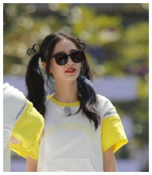 baby夏日双马尾造型用头发编出爱心，墨镜一带像成人版lucky，童趣满满