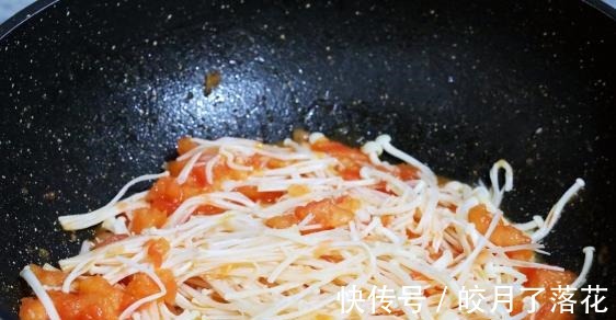 简单一炒十分钟就出锅，酸甜可口，不用担心剩米饭吃不完了！