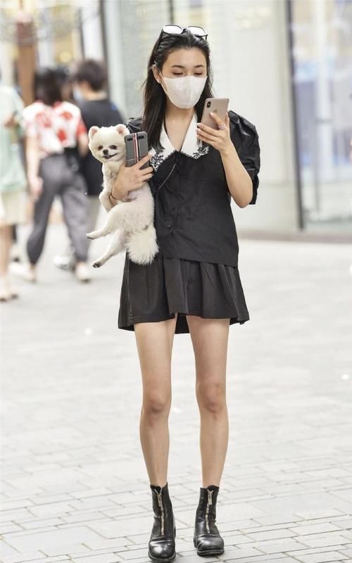 戴眼镜的苗条女孩真会穿，黑色短袖搭配百褶裙，又酷又拽