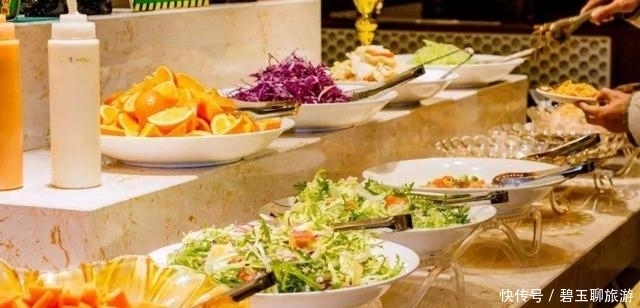 吃到饱|印度人到中国吃自助餐，全程只吃一种食物，服务员看后哭笑不得