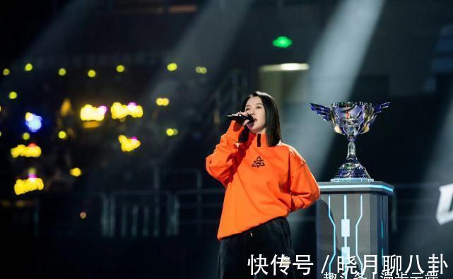 小白鞋 橘色系上衣搭配小白鞋,冬天穿挺合适,显白还有气质