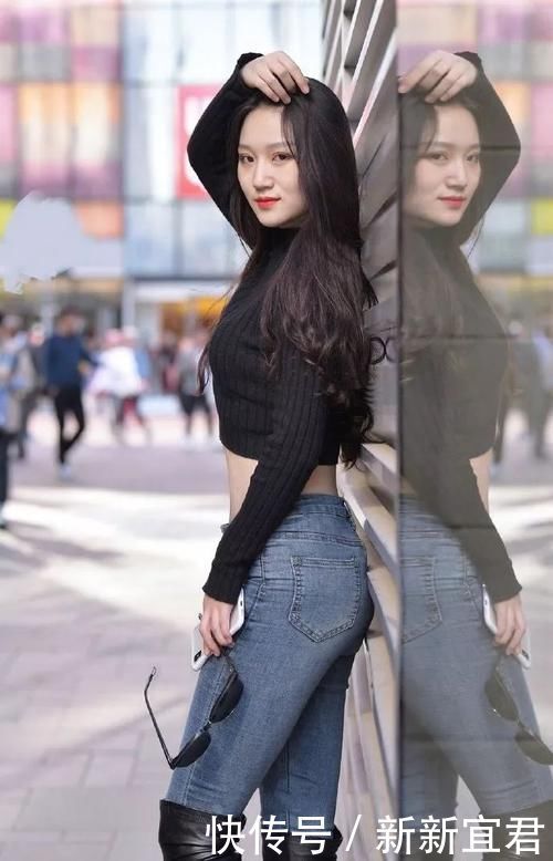 路人街拍牛仔裤配长筒靴的小姐姐,大秀小蛮腰,凸显好身材