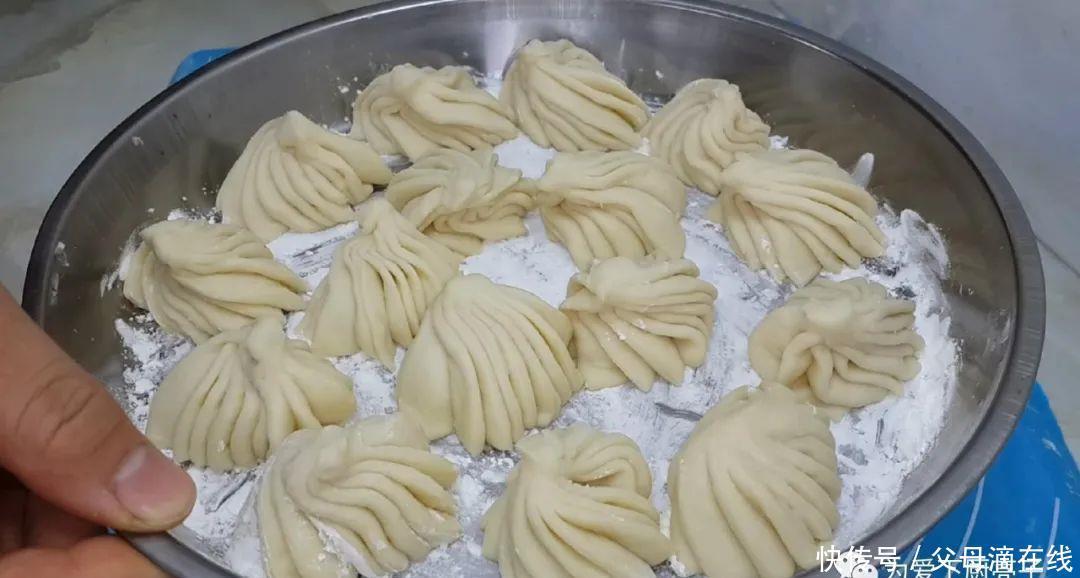 油炸小|面粉这么做才简单,锅里炸一下,既是油条又是面包,真的太香了