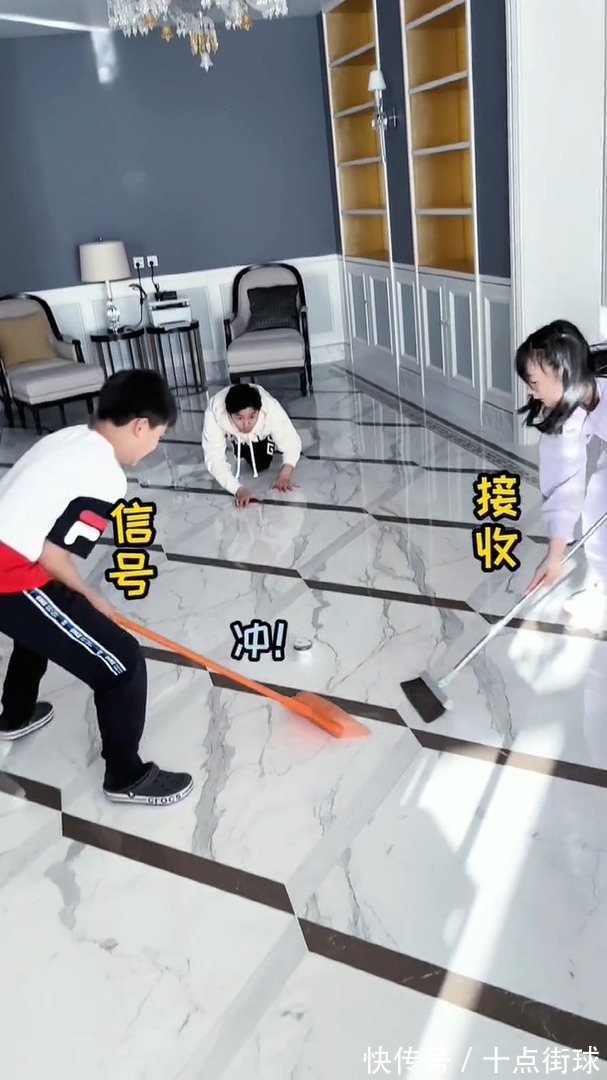 田亮|田亮全家玩家庭冰壶比赛,女儿13岁身高已近1米7,颜值像妈很漂亮