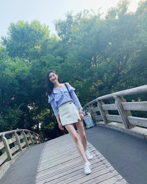 穿搭|两位靓丽的美女，T恤搭配紧身牛仔裤，一双修长的大长腿亭亭玉立