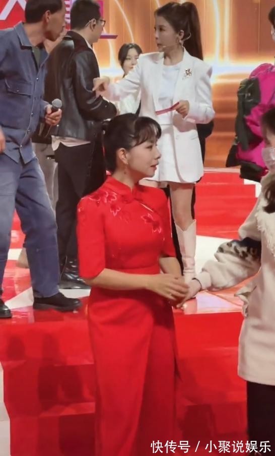 星光大道幕后曝光朱迅被人拉住熱聊,劉大成扶著楊光下臺(tái)很紳士