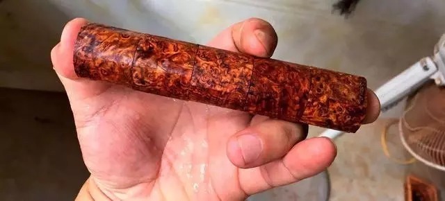 天价|地摊2万买了个木头“猪蹄”,切出天价手串