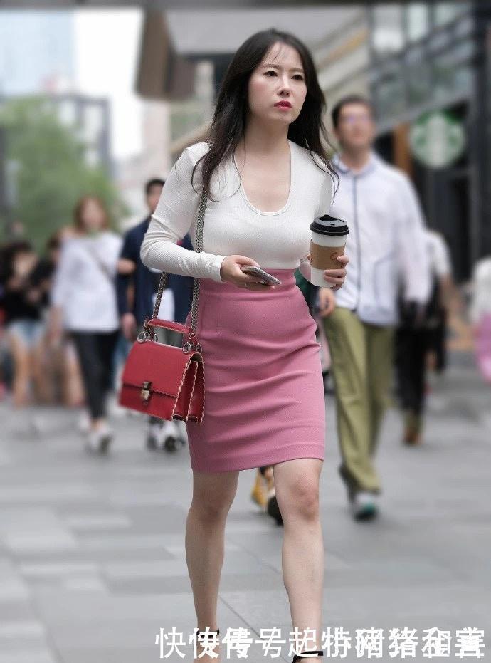 嘴上说着一把年纪了,背地里穿了“少女心”裙,阿姨显老吗