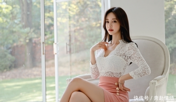 美人图鉴孙允珠:花纹印刻雪纺衫搭配浅粉皱褶包臀裙