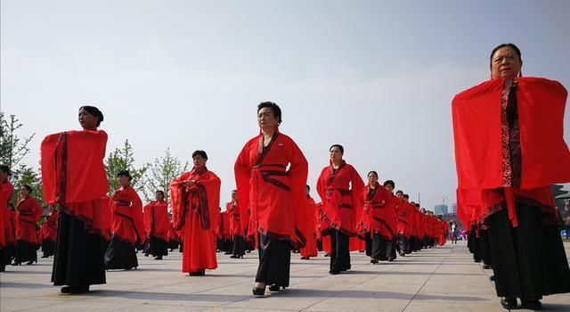 汉服秀|汉中市旗袍文化协会在天汉长街举行千人汉服秀