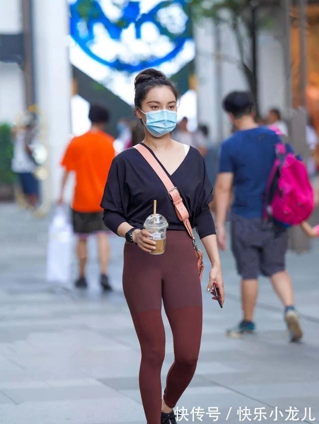 aj 白色长款白色打底裤搭配蓝色上衣,自带慵懒气质,打造柔美感