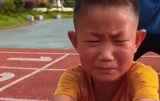 同龄|男孩小时候经常被女孩欺负?大人的“刻板印象”,让男孩受尽委屈