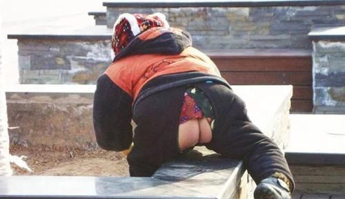 孩子|奶奶嫌天热给孙子穿开裆裤,却把娃坑进了医院,医生不怕断后吗